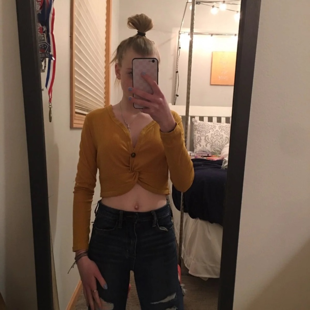 crop top - Picture 2 of 3